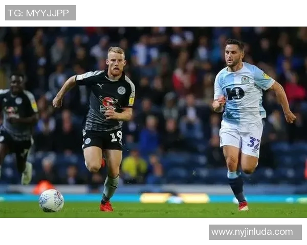 丑陋却才华横溢的足球明星们如何在绿茵场上赢得尊重与荣耀